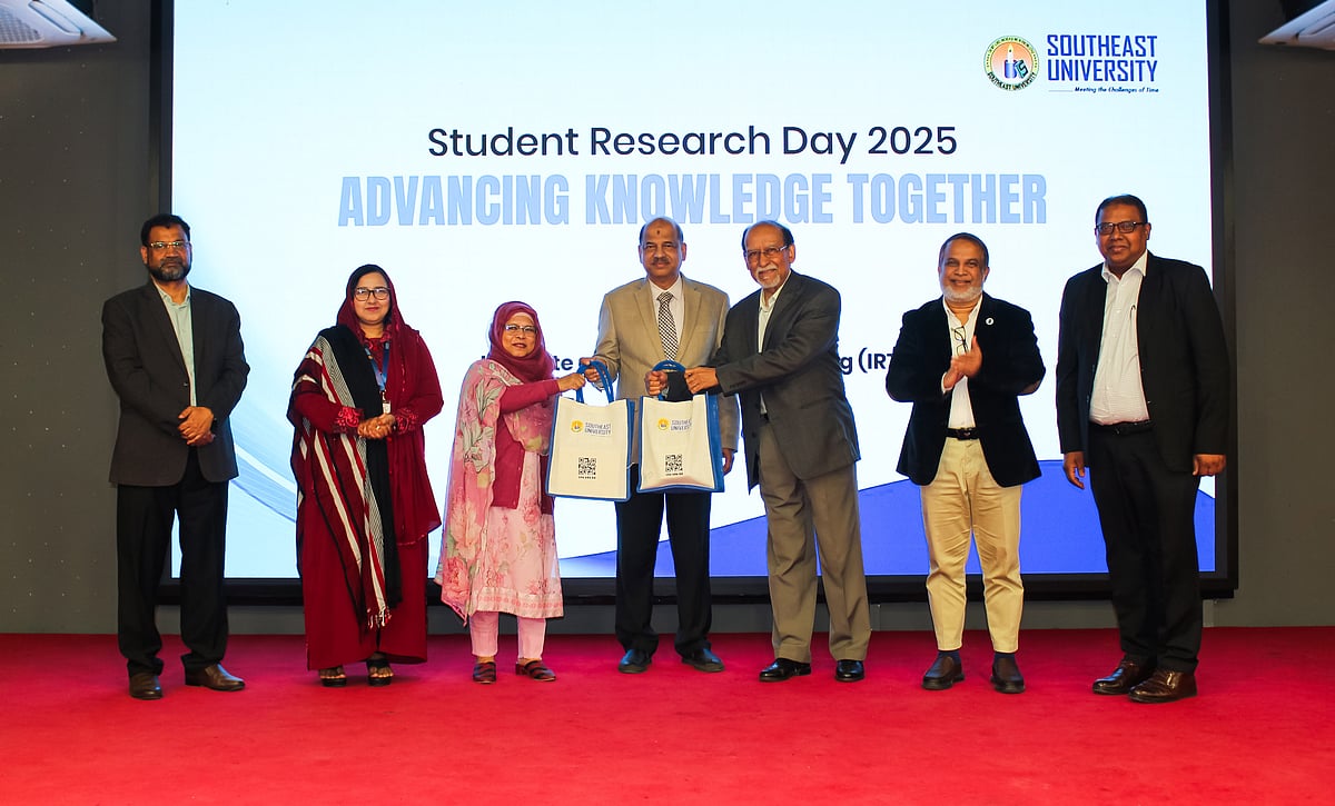 ‘স্টুডেন্ট রিসার্চ ডে ২০২৫’তে আগত অতিথিদের বরণ করে নেন বিশ্ববিদ্যালয়ের সংশ্লিষ্ট ব্যক্তিরা