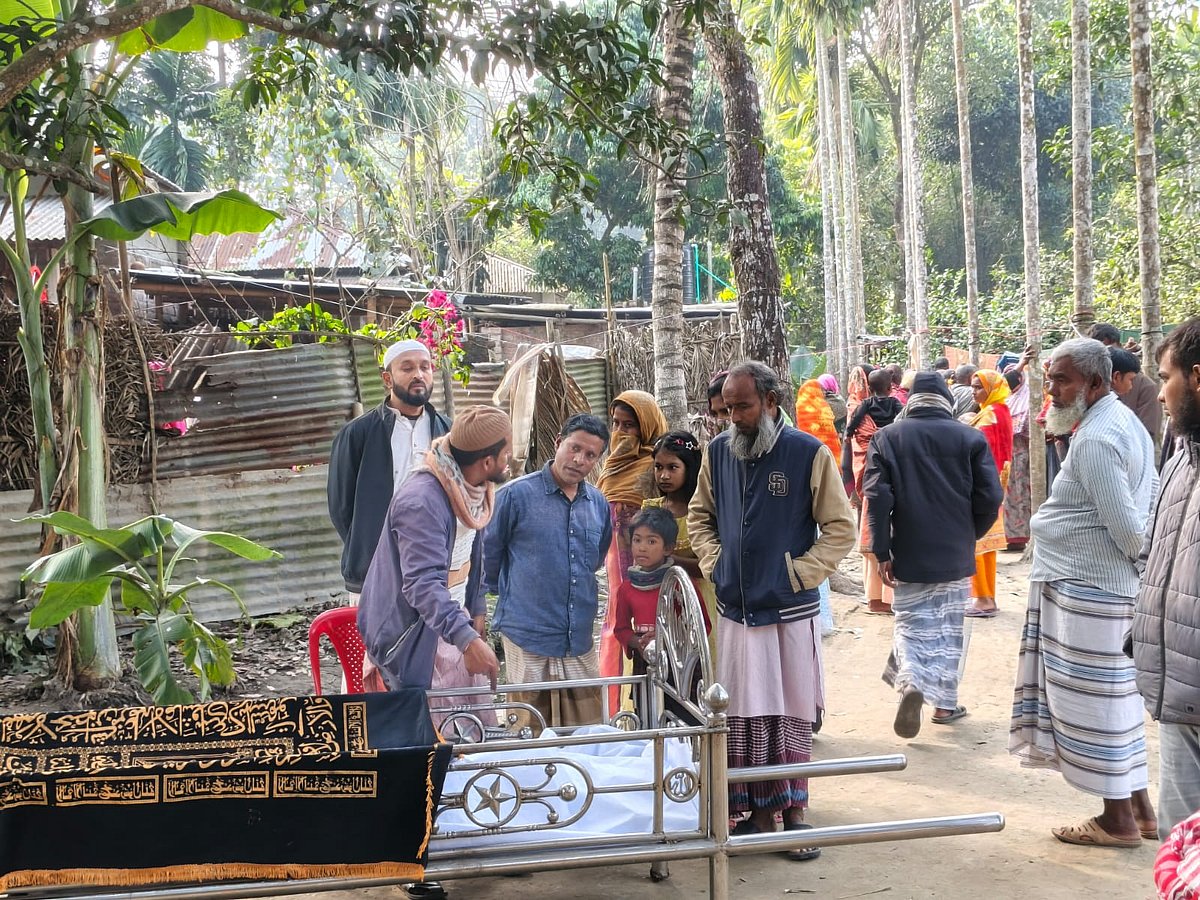 সড়ক দুর্ঘটনায় নিহত বাগাতিপাড়া উপজেলার সালাইনগর গ্রামের সেন্টুর মরদেহের কফিনে তিনটি পা পাওয়ায় চাঞ্চল্য সৃষ্টি হয়। বৃহস্পতিবার দুপুরে