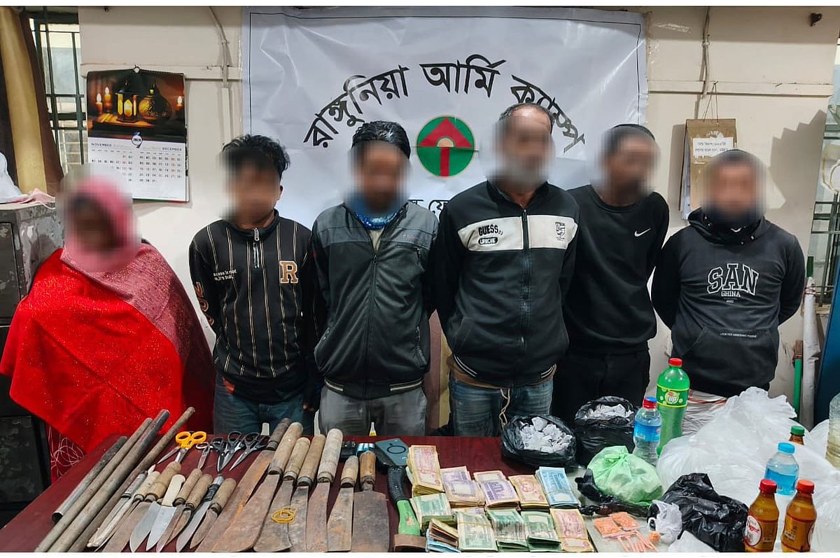 চট্টগ্রামের রাঙ্গুনিয়ায় অভিযান চালিয়ে চাঁদাবাজির অর্থ, অস্ত্র ও মাদকদ্রব্য জব্দ করে সেনাবাহিনী