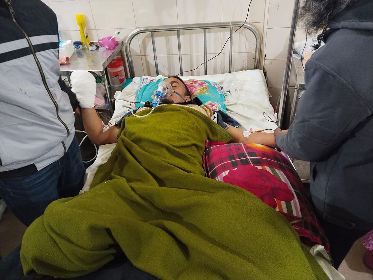 রাজশাহীতে কলার হাটে ট্রাক উল্টে দুই পা হারানো রায়হানুল ইসলাম চিকিৎসাধীন অবস্থায় মারা যান। আজ বৃহস্পতিবার সকালে রাজশাহী মেডিকেলে