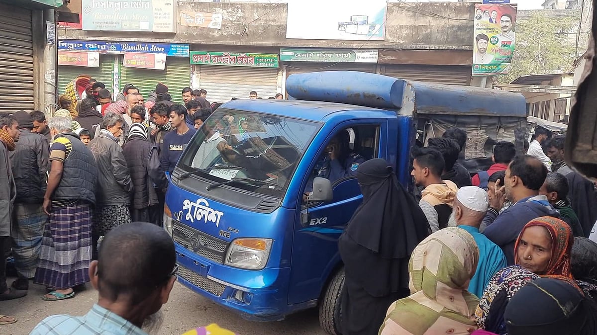 পুলিশ রায়হান খানের লাশ উদ্ধার করে। আজ বৃহস্পতিবার সকালে নারায়ণগঞ্জ শহরের দেওভোগ নাগবাড়ি এলাকায়