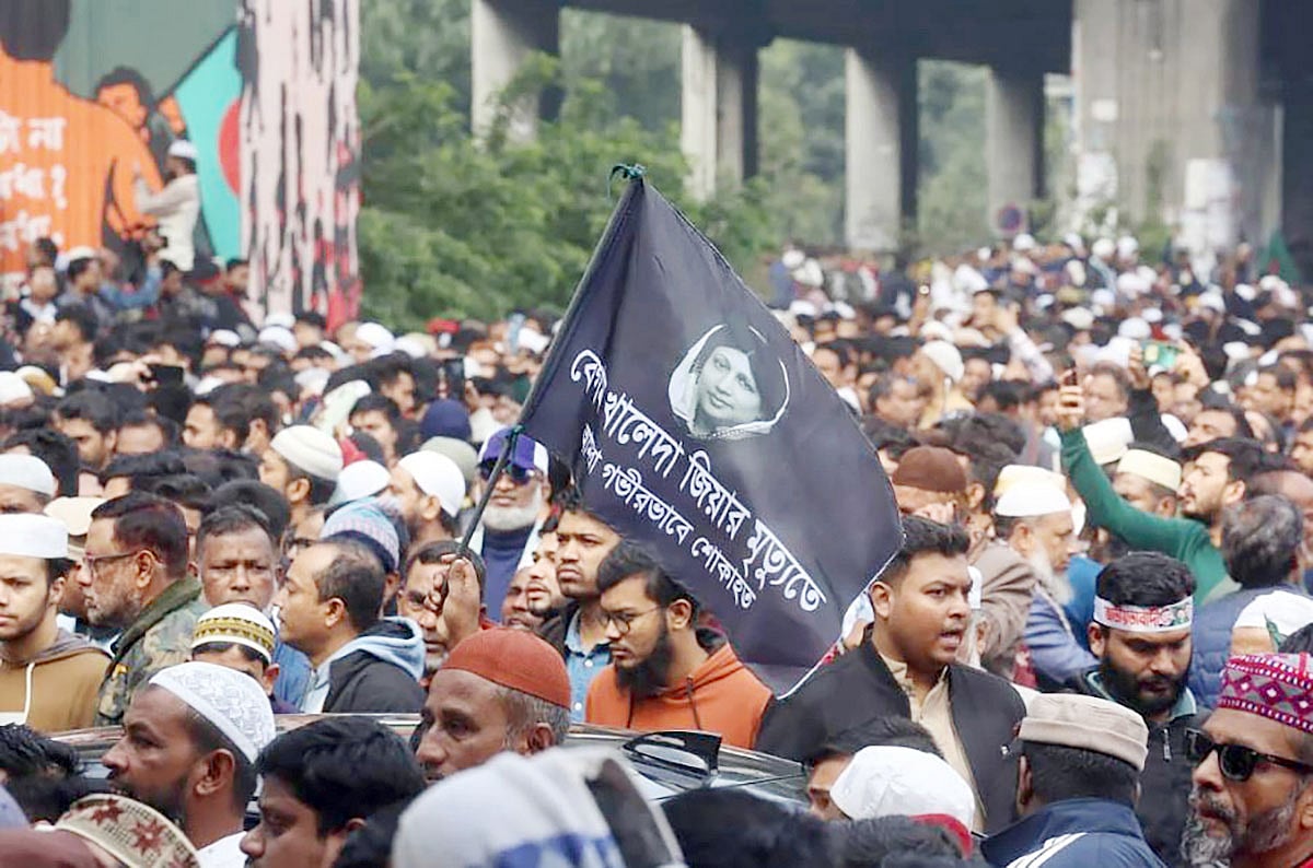 খালেদা জিয়ার জানাজায় যোগ দিতে দলমত–নির্বিশেষে জনতার ঢল নামে