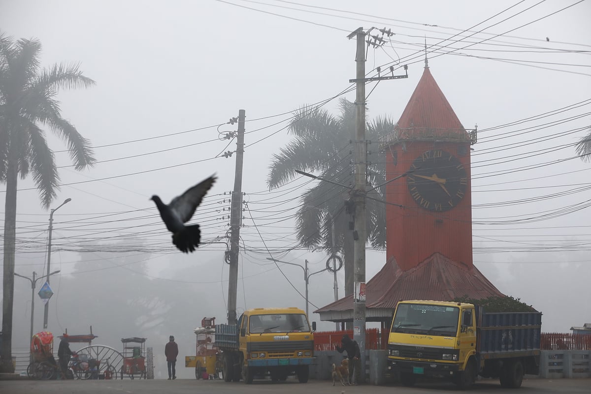 সিলেটে কুয়াশায় ঢেকে গেছে কিনব্রিজ এলাকার ঐতিহ্যবাহী আলী আমজাদের ঘড়িঘর। আজ সকালে তোলা