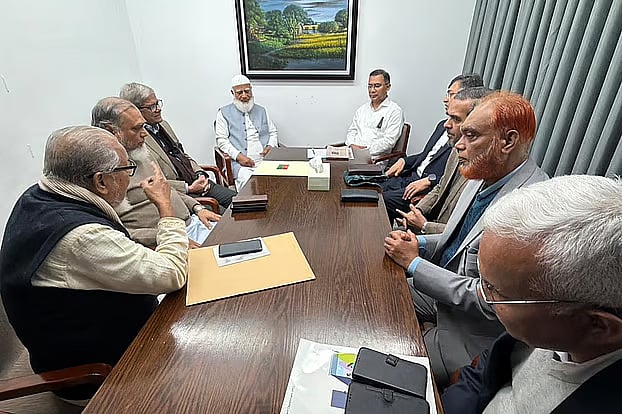 বিএনপির ভারপ্রাপ্ত চেয়ারম্যান তারেক রহমানকে সমবেদনা জানাতে জামায়াতে ইসলামীর আমির শফিকুর রহমান বৃহস্পতিবার সন্ধ্যা সাতটার দিকে বিএনপির চেয়ারপারসনের গুলশান কার্যালয়ে যান