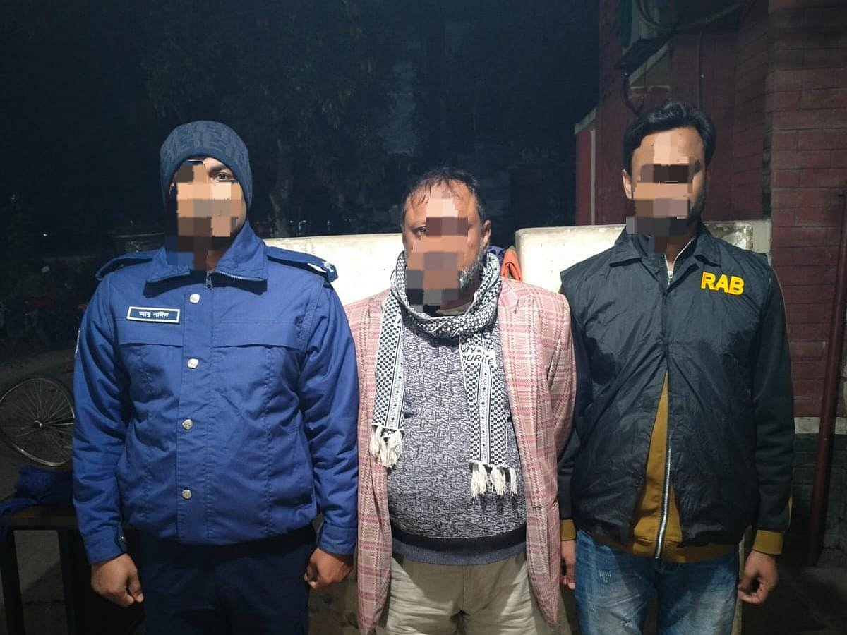 রাজশাহীতে জোর করে পুকুর খননের মূল হোতা বিপ্লব হোসেনকে গ্রেপ্তার করেছে র‌্যাব