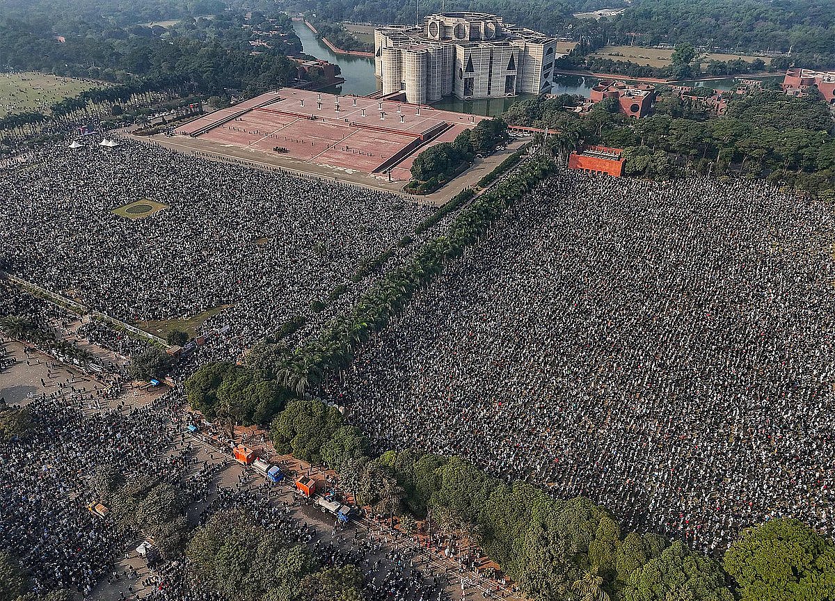 সাবেক প্রধানমন্ত্রী খালেদা জিয়ার জানাজায় শোকাহত লাখো মানুষ অংশ নেন। দেশ-বিদেশের বিভিন্ন নেতা ও রাজনৈতিক ব্যক্তিরা উপস্থিত ছিলেন। গতকাল বুধবার রাজধানীর মানিক মিয়া অ্যাভিনিউয়ে জাতীয় সংসদ ভবনের সামনে