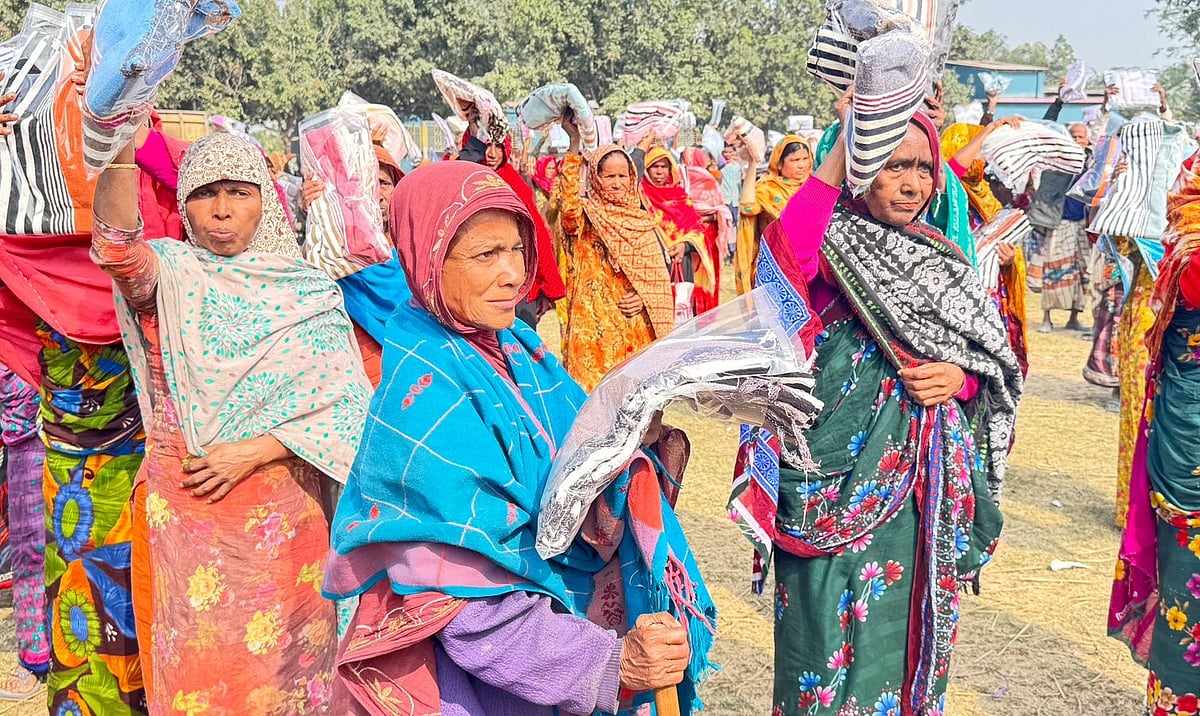 নওগাঁর পোরশা উপজেলার দেওলিয়া-বোরাম গ্রামে প্রথম আলো ট্রাস্টের উদ্যোগে শীতবস্ত্র বিতরণ করা হয়েছে। আজ বৃহস্পতিবার দুপুরে বোরাম খেলার মাঠে