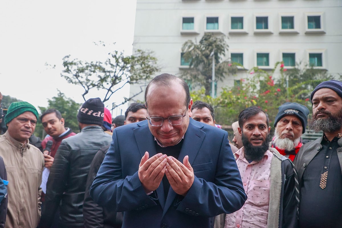 বিএনপির চেয়ারপারসন ও সাবেক প্রধানমন্ত্রী খালেদা জিয়ার মৃত্যুর পর রাজধানীর এভারকেয়ার হাসপাতালের সামনে থাকা শোকার্ত মানুষ