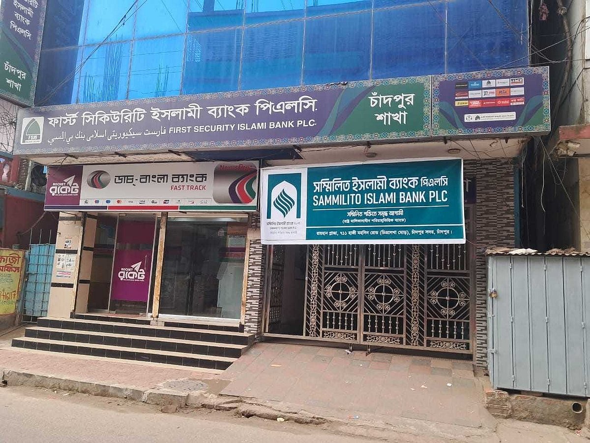 কোথাও সম্মিলিত ইসলামী ব্যাংকের সাইনবোর্ড ঝোলানো হয়েছে, আবার কোথাও ঝোলানোর প্রক্রিয়া চলছে। ছবি আজ সকালে তোলা