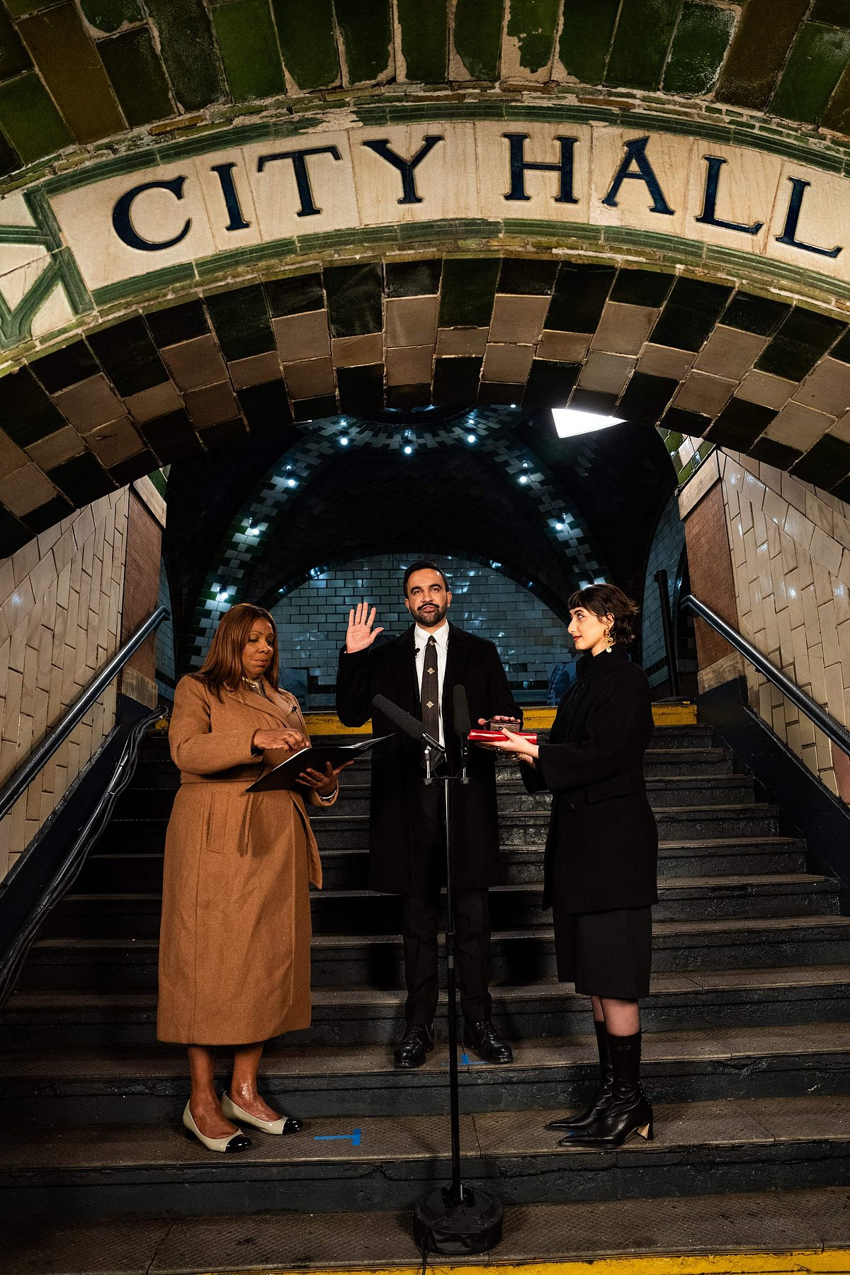 পবিত্র কোরআন ছুঁয়ে নিউইয়র্ক নগরের মেয়র হিসেবে শপথ নিচ্ছেন জোহরান মামদানি