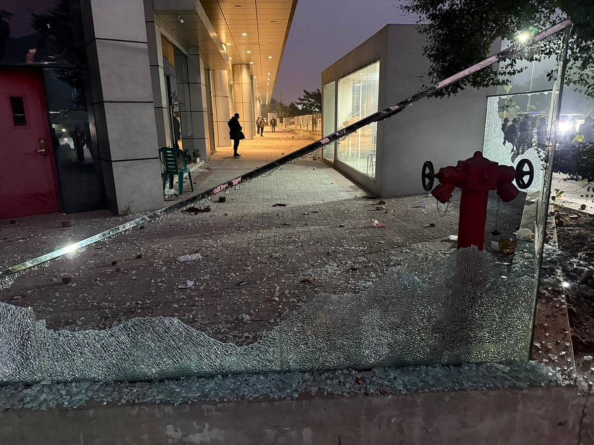 বিটিআরসি ভবনের সামনের ও দুই পাশের কাচের দেয়াল এবং দুই দিকের সাইনবোর্ডের কাচ ভেঙে পড়ে থাকতে দেখা যায়। ১ জানুয়ারি