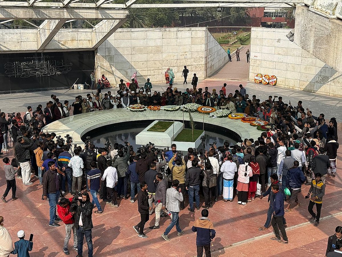 জিয়া উদ্যানে খালেদা জিয়ার কবরে দোয়া ও শ্রদ্ধা। আজ বৃহস্পতিবার দুপুরে