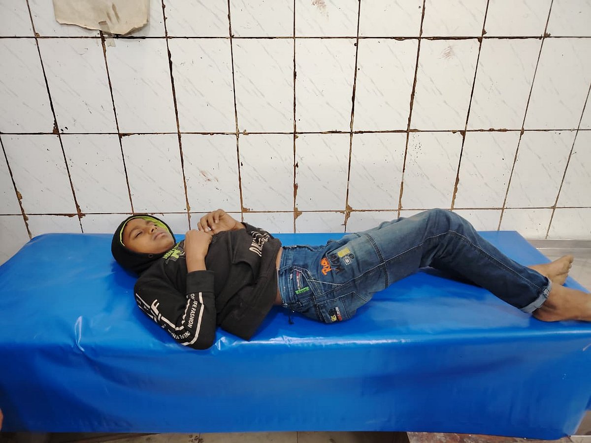 রাজবাড়ী সদর হাসপাতালের গুলিবিদ্ধ শিশু। গতকাল বুধবার রাতে