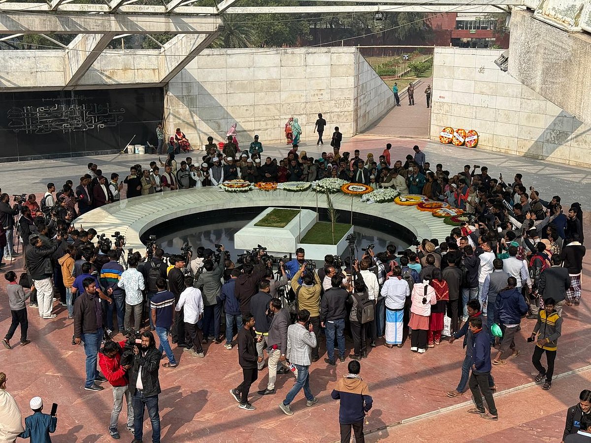 জিয়া উদ্যানে খালেদা জিয়ার কবরে দোয়া ও শ্রদ্ধা। আজ বৃহস্পতিবার দুপুরে