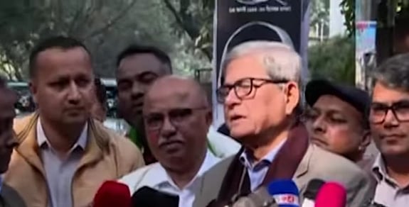 বিএনপি চেয়ারপারসনের গুলশান কার্যালয়ের বাইরে সাংবাদিকদের সঙ্গে কথা বলেন মির্জা ফখরুল ইসলাম আলমগীর