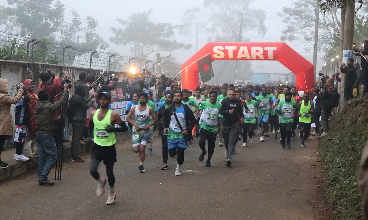 দৌড় শুরুর মুহূর্ত। আজ শুক্রবার সকালে মৌলভীবাজার সাইফুর রহমান স্টেডিয়ামে