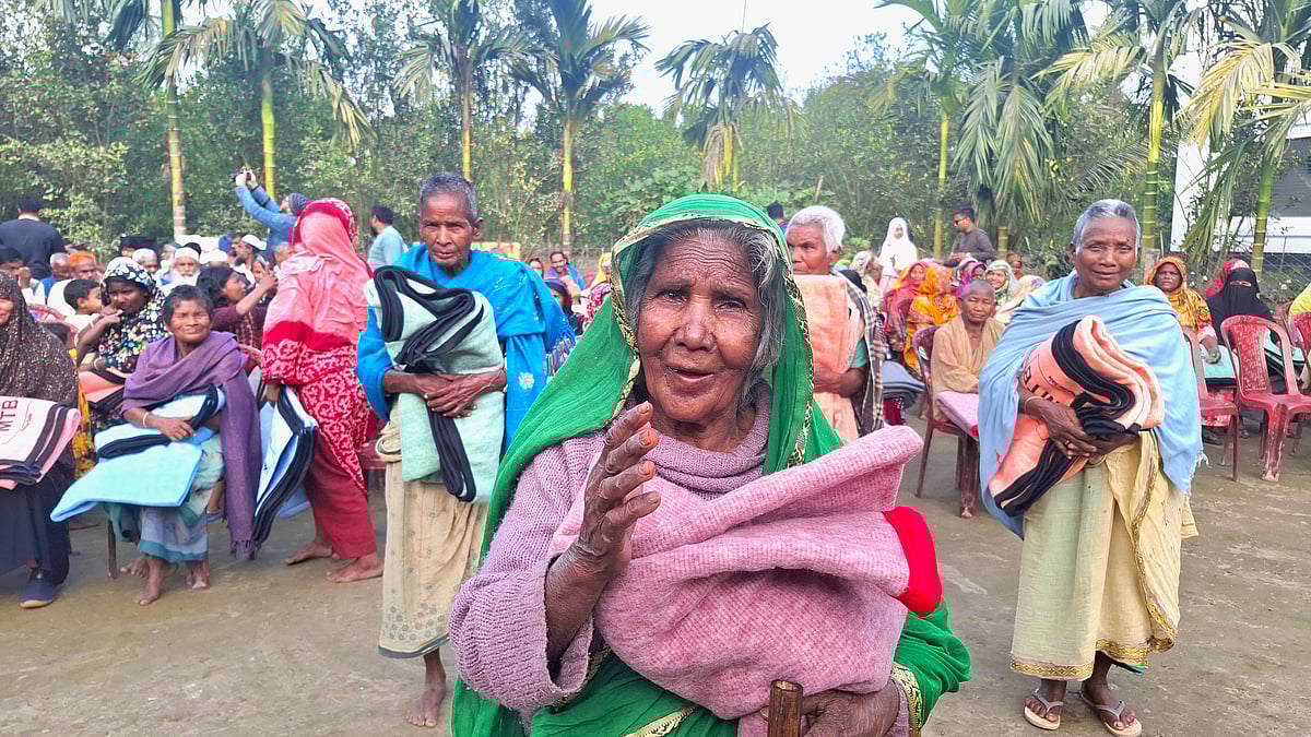 ঠাকুরগাঁও সদর উপজেলার বালিয়া ইউনিয়নের সিংগিয়া সরকারি প্রাথমিক  বিদ্যালয়ের পাশে ২৩৫ অসহায় ও শীতার্ত মানুষের মধ্যে প্রথম আলো ট্রাস্টের পক্ষ থেকে কম্বল বিতরণ করা হয়।
শুক্রবার বেলা তিনটার দিকে