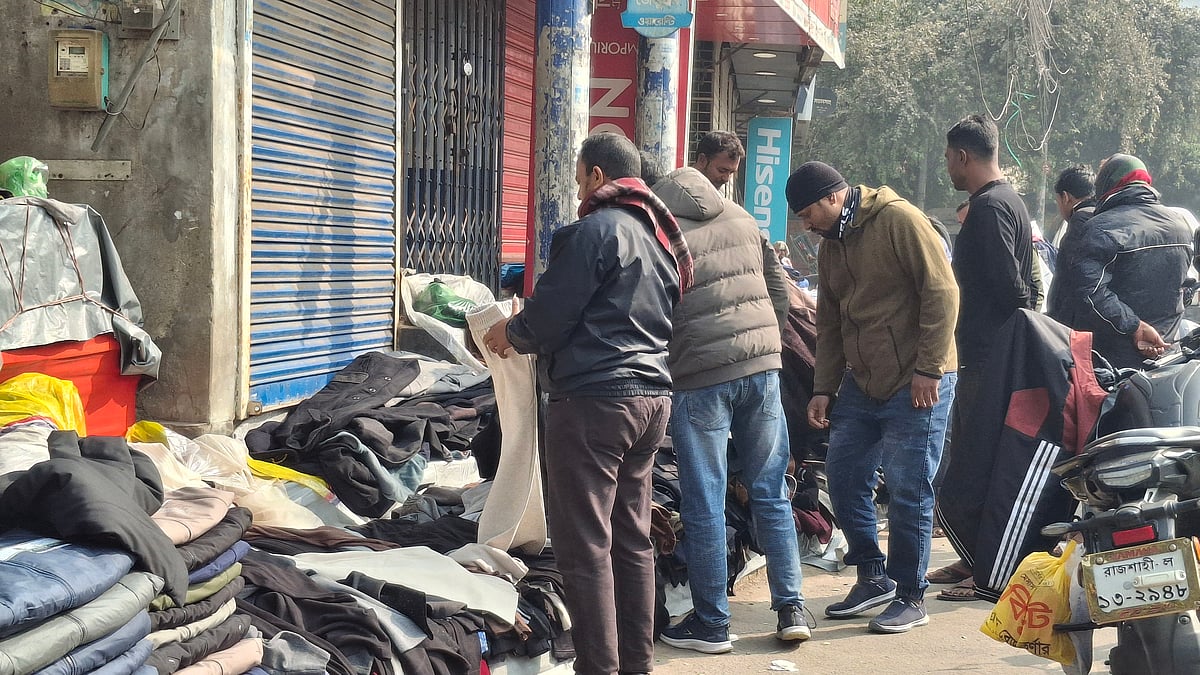 রাজশাহীতে আজ শুক্রবার মৌসুমের সর্বনিম্ন তাপমাত্রা ৮ দশমিক ২ ডিগ্রি সেলসিয়াস রেকর্ড করা হয়েছে। নগরের ফুটপাত থেকে অনেকেই শীতের জামা কিনছেন। নগরের কুমারপাড়া থেকে তোলা