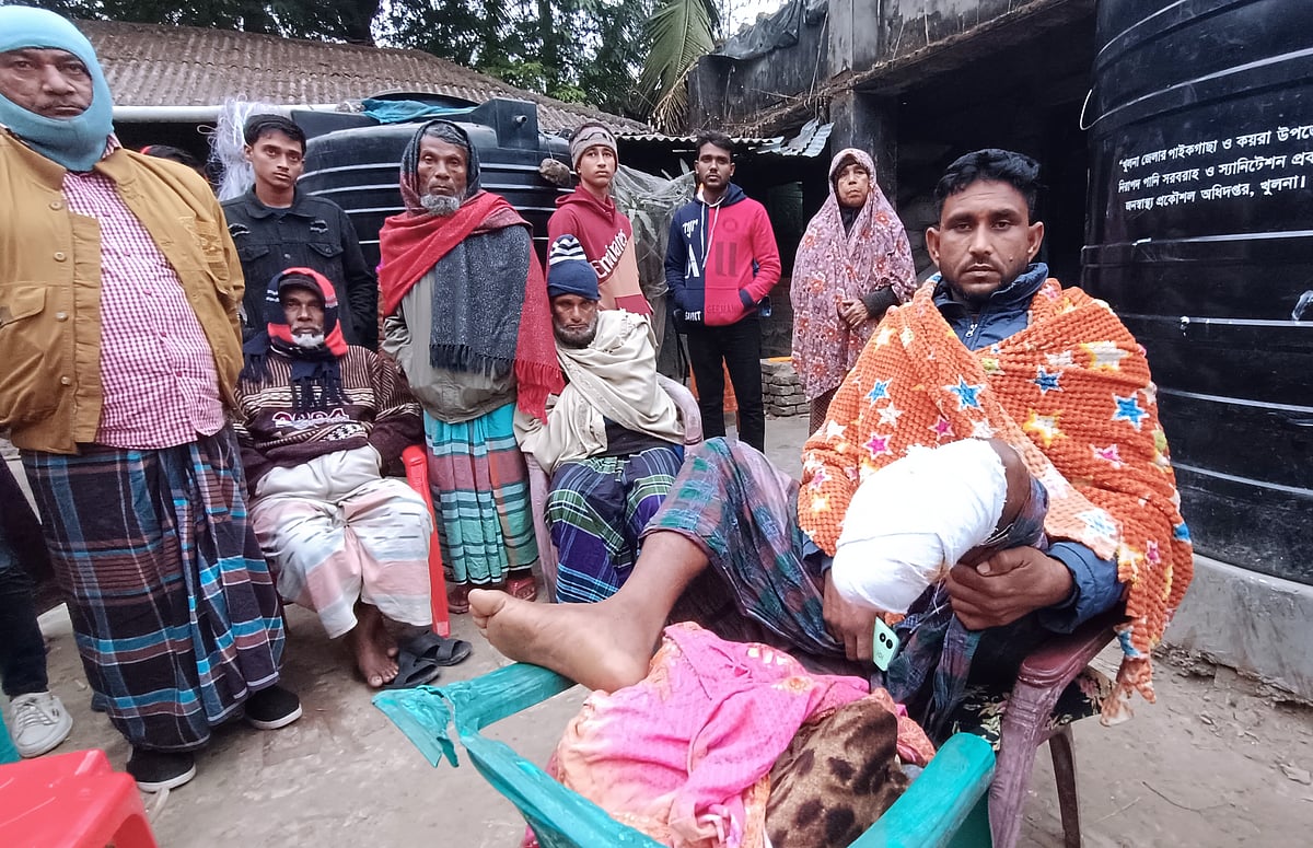 নিজের বাড়ির উঠানে বসে হান্নান সরদার নির্যাতনের বর্ণনা দিচ্ছিলেন। সম্প্রতি তোলা