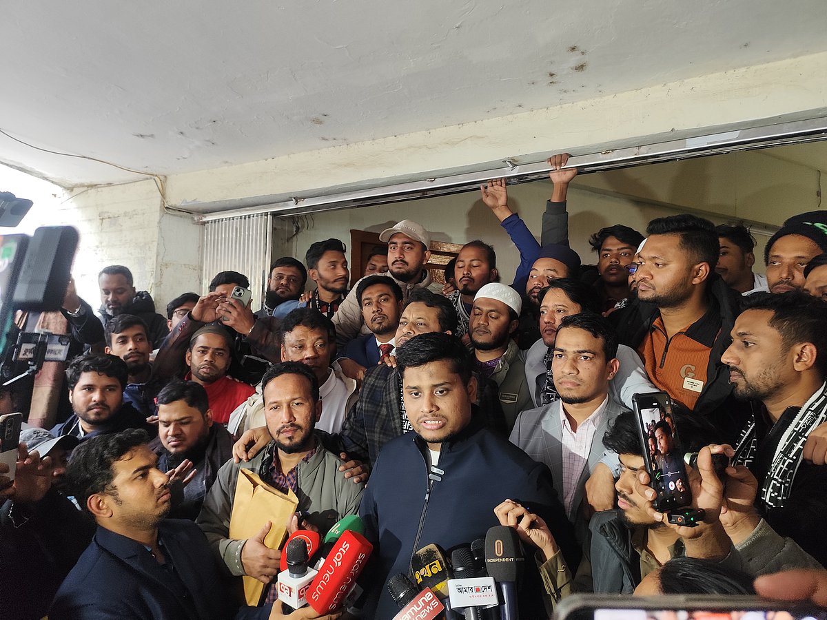 কুমিল্লা জেলা প্রশাসক ও রিটার্নিং কর্মকর্তার কার্যালয়ে মনোনয়নপত্র যাচাই-বাছাই শেষে সাংবাদিকদের সঙ্গে কথা বলেন হাসনাত আবদুল্লাহ। শুক্রবার বিকেলে জেলা প্রশাসক কার্যালয়ের সামনে