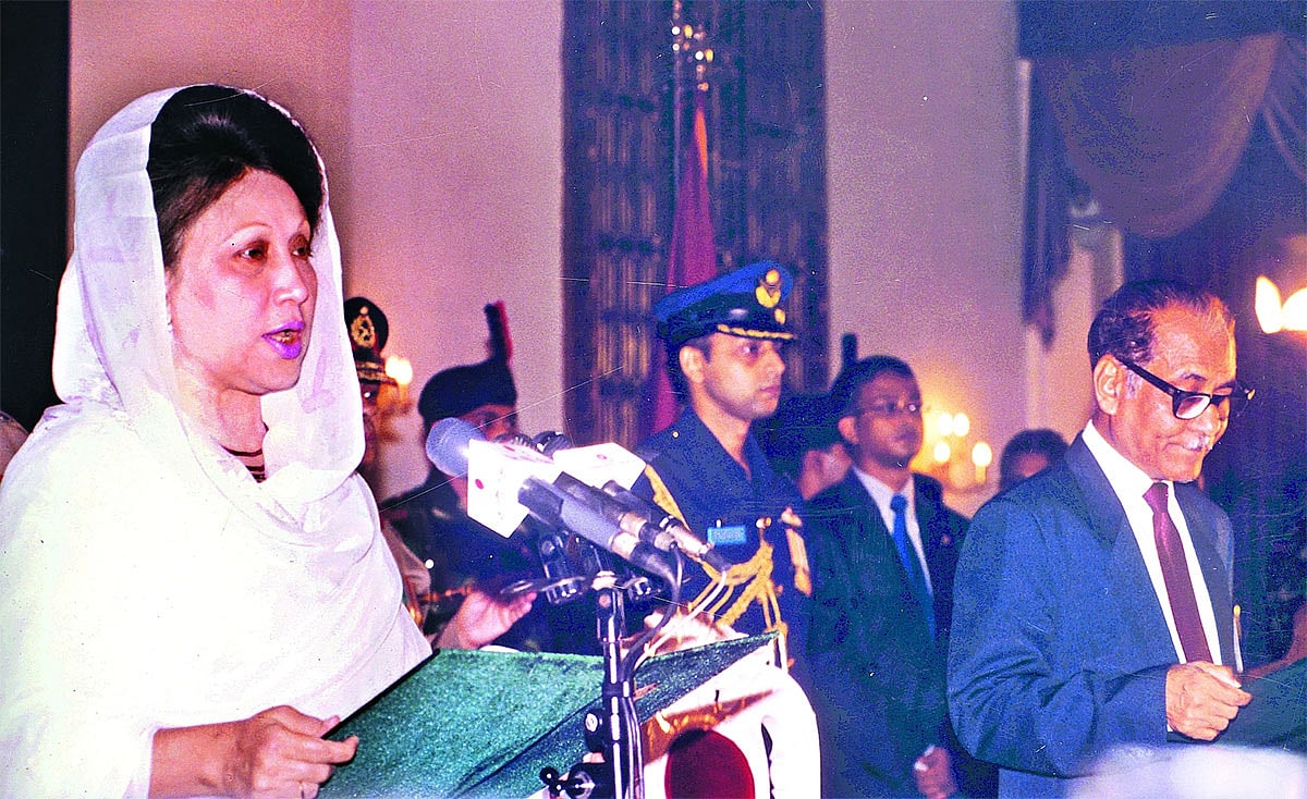 ১৯৯১ সালে বাংলাদেশের প্রথম নারী প্রধানমন্ত্রী হিসেবে শপথ নেন খালেদা জিয়া