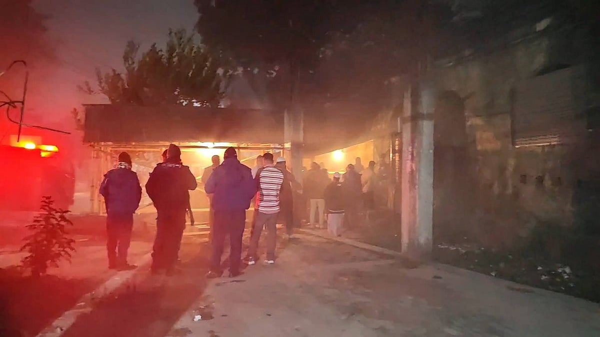 যশোর ভূমি রেজিস্ট্রি কার্যালয়ের পুরোনো ভবনে গতকাল বৃহস্পতিবার রাতে অগ্নিকাণ্ডের ঘটনা ঘটে