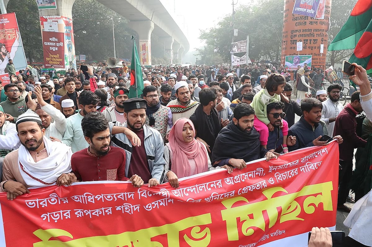 ঢাকা বিশ্ববিদ্যালয়ের কেন্দ্রীয় মসজিদ থেকে শহীদ শরিফ ওসমান বিন হাদি হত্যার বিচারের দাবিতে বিক্ষোভ মিছিল বের করেন ইনকিলাব মঞ্চের নেতা–কর্মীরা। মিছিলটি ঢাকা বিশ্ববিদ্যালয়ের কেন্দ্রীয় গ্রন্থাগার হয়ে রাজু ভাস্কর্যের সামনে দিয়ে শাহবাগে এসে শেষ হয়। আজ শুক্রবার দুপুরে