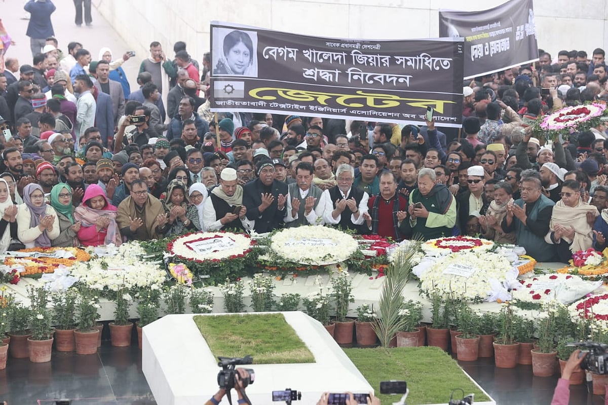 খালেদা জিয়ার কবরে দোয়া করেন ও শ্রদ্ধা জানান বিএনপির নেতা-কর্মীরা। আজ শুক্রবার সকালে