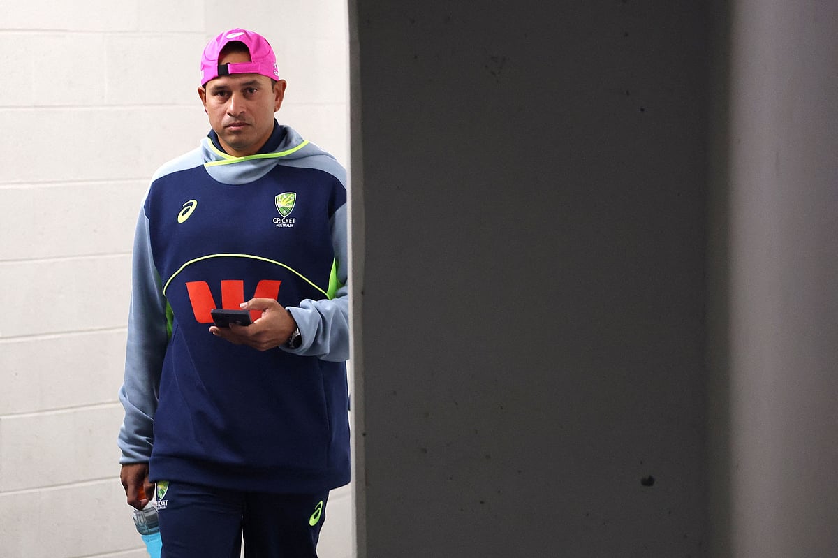 সিডনি ক্রিকেট গ্রাউন্ডে (এসসিজি) সংবাদ সম্মেলনকক্ষে ঢোকার মুহূর্তে উসমান খাজা