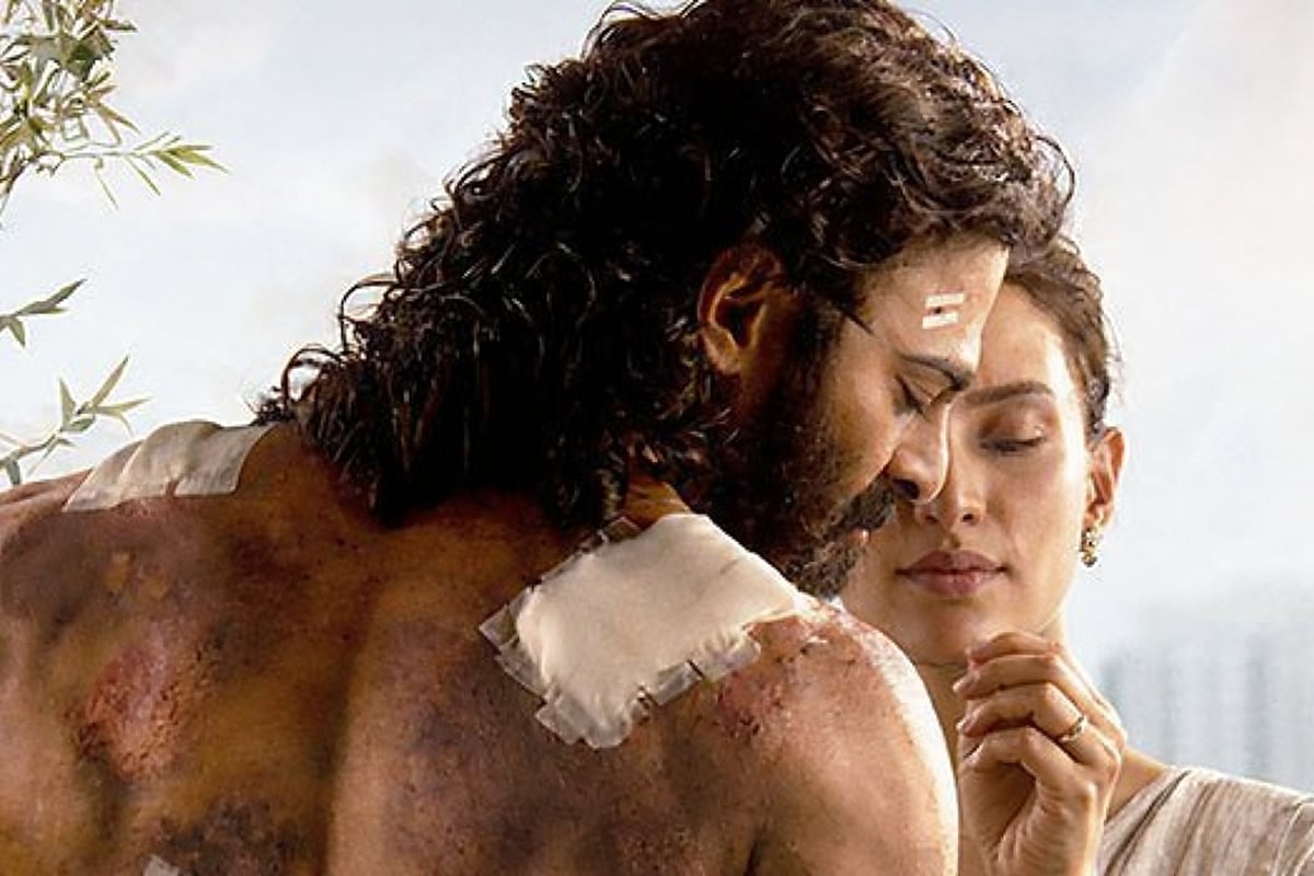 ‘স্পিরিট’–এর পোস্টারে প্রভাব ও তৃপ্তিকে এভাবেই দেখা গেছে