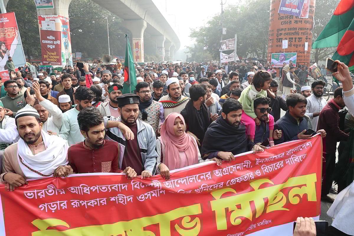 ঢাকা বিশ্ববিদ্যালয়ের কেন্দ্রীয় মসজিদ থেকে শরিফ ওসমান হাদি হত্যার বিচারের দাবিতে বিক্ষোভ মিছিল বের করেন ইনকিলাব মঞ্চের নেতা–কর্মীরা। মিছিলটি ঢাকা বিশ্ববিদ্যালয়ের কেন্দ্রীয় গ্রন্থাগার হয়ে রাজু ভাস্কর্যের সামনে দিয়ে শাহবাগে এসে শেষ হয়। আজ শুক্রবার দুপুরে