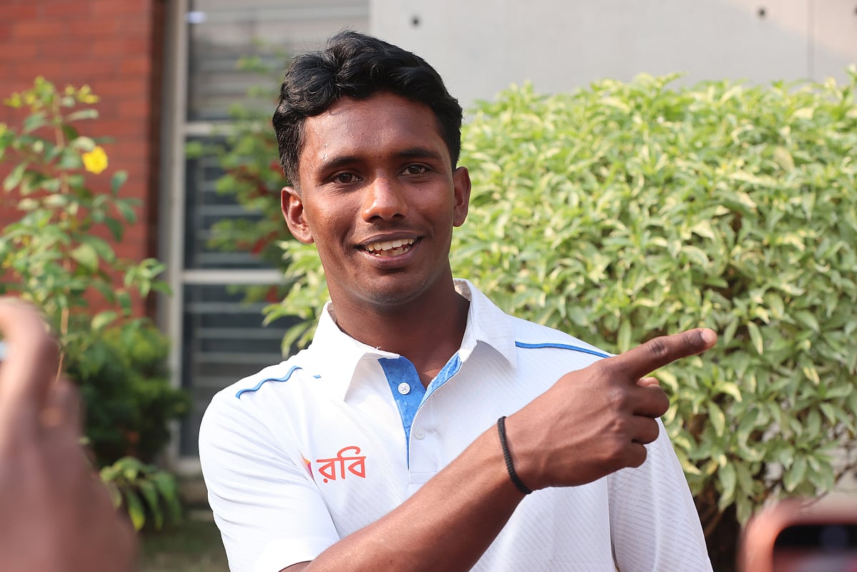 বাংলাদেশ অনূর্ধ্ব–১৯ দলের অধিনায়ক আজিজুল হাকিম