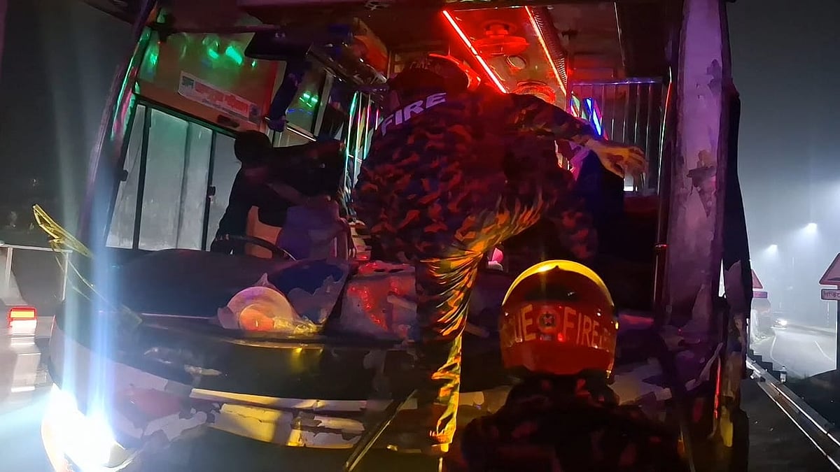 দুর্ঘটনাকবলিত বাস থেকে আহত ব্যক্তিদের উদ্ধার করেন ফায়ার সার্ভিসের সদস্যরা। গতকাল বৃহস্পতিবার রাতে মুন্সিগঞ্জের শ্রীনগরের ছনবাড়ী এলাকায়