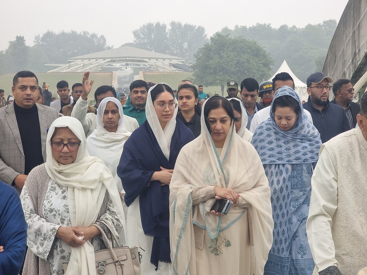 খালেদা জিয়ার কবর জিয়ারত করেছেন পরিবারের সদস্যরা। আজ শুক্রবার সকালে