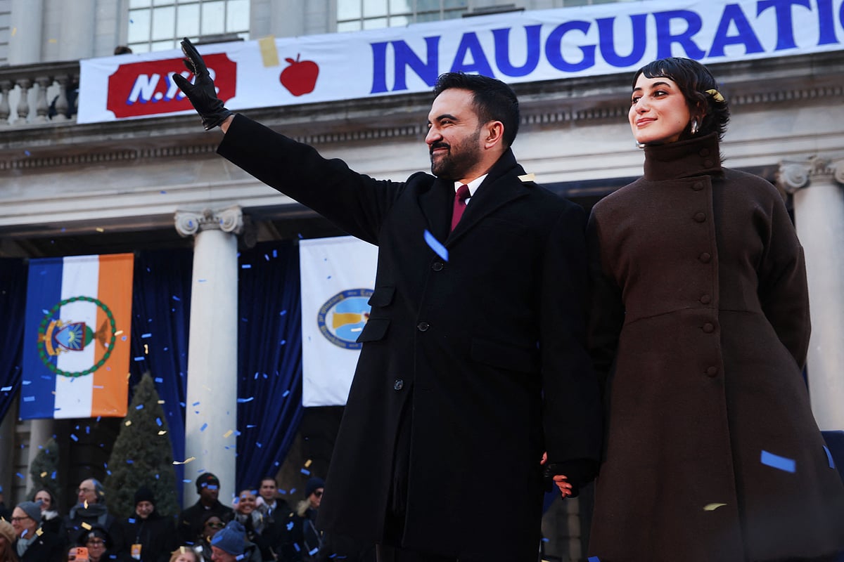 ক্যাপশন: নিউইয়র্কে সিটি হলের সামনে অভিষেক অনুষ্ঠানে স্ত্রী রমা দুওয়াজির সঙ্গে জোহরান মামদানি