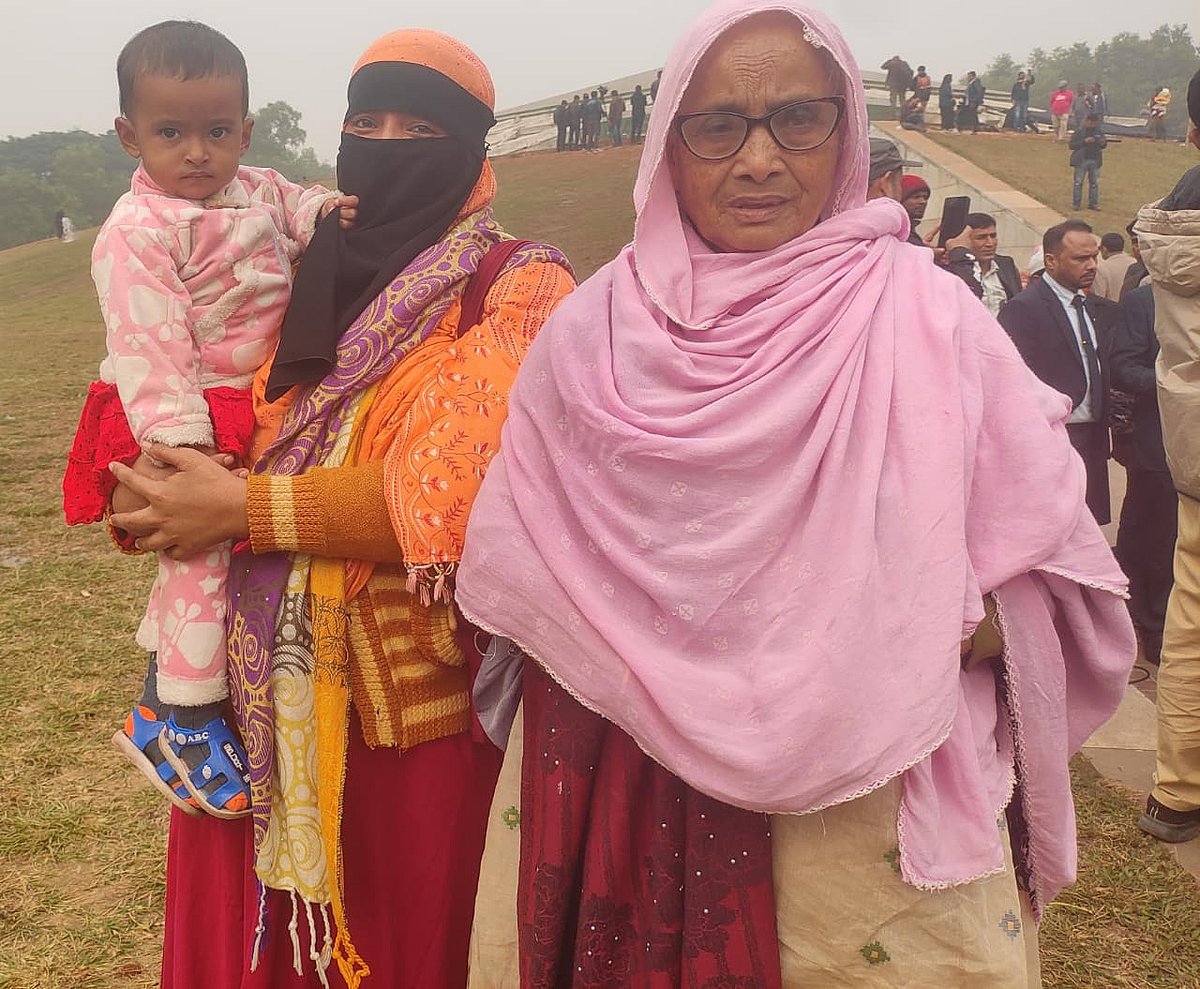 ছোট মেয়ে সানজিদার সঙ্গে খালেদা জিয়ার কবর জিয়ারত করতে এসেছেন গুলনাহার বেগম। আজ শনিবার দুপুরে রাজধানীর জিয়া উদ্যানে