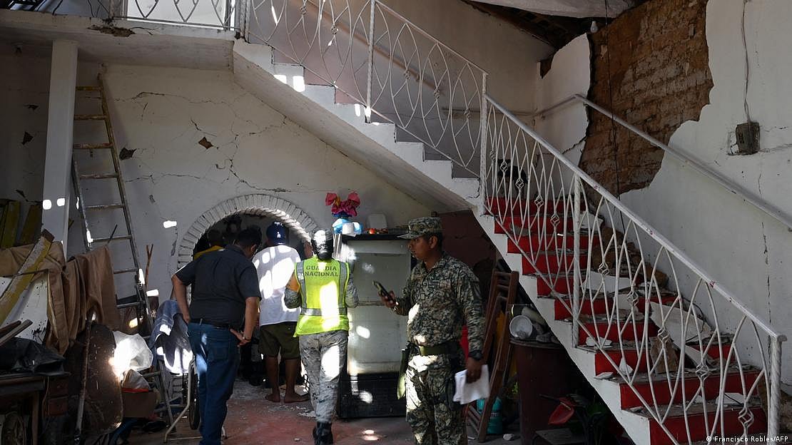 মেক্সিকোর সান মারকোসে ভূমিকম্পে ক্ষতিগ্রস্ত একটি ভবনে চলছে উদ্ধারকাজ। গতকাল শুক্রবার তোলা