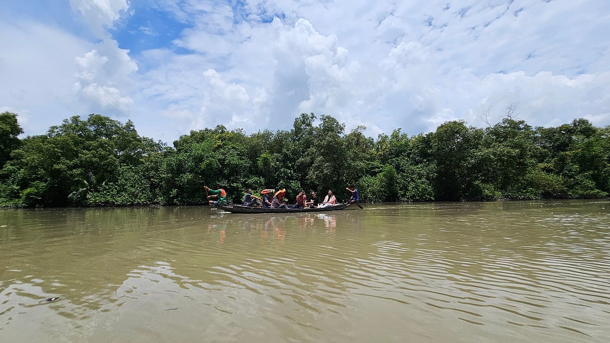 ডিঙিনৌকায় করে ঘুরে বেড়াচ্ছেন পর্যটকেরা। সম্প্রতি সুন্দরবনের ঢাংমারী এলাকার কেনুয়ার খালে
