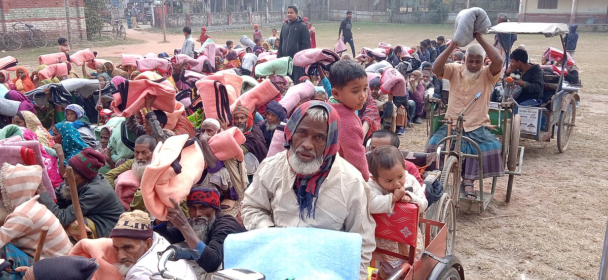 কম্বল হাতে শীতার্ত মানুষেরা। শনিবার সকালে লালমনিরহাট সদরের মোগলহাটের ইটাপোতা উচ্চবিদ্যালয় মাঠে
