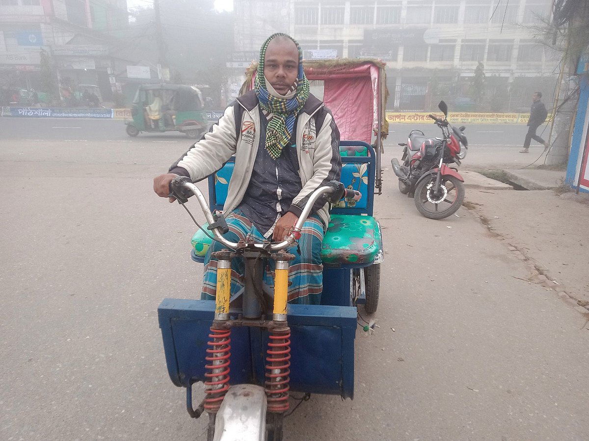 শীতের সকালে ঘন কুয়াশার মধ্যেই ব্যাটারিচালিত অটোরিকশা নিয়ে বের হয়েছেন তোফায়েল আহমদ। যাত্রীর জন্য অপেক্ষা করছেন তিনি। আজ সকাল ৮টায় নোয়াখালী জেলা শহর মাইজদীর পুরাতন বাস স্ট্যান্ড এলাকায়