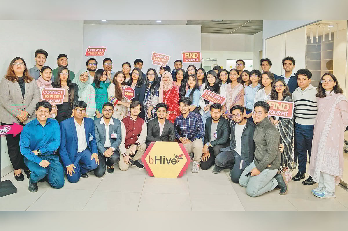 বিকাশ সম্প্রতি বিশ্ববিদ্যালয়ের শিক্ষার্থীদের করপোরেট খাতের সঙ্গে ‘বি হাইভ’ নামে একটি কর্মসূচি চালু করেছে। এতে প্রায় ১৮০ জন শিক্ষার্থী ৪ দিনব্যাপী এই কর্মসূচিতে অংশ নেন