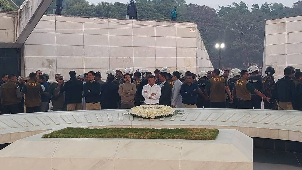 মায়ের সমাধির সামনে শ্রদ্ধাবনত তারেক রহমান