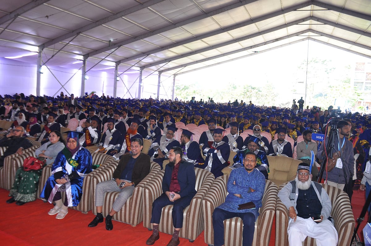 সিলেটের লিডিং ইউনিভার্সিটির চতুর্থ সমাবর্তনে শনিবার উপস্থিত অতিথি ও শিক্ষার্থীরা