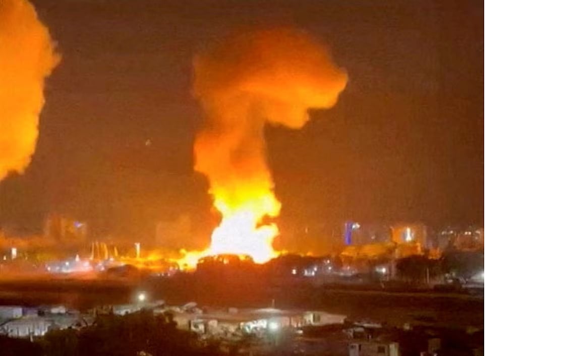 ভেনেজুয়েলার রাজধানী কারাকাসে বিস্ফোরণের পর ধোয়া ওঠতে দেখা যাচ্ছে। ৩ জানুয়ারি ২০২৬