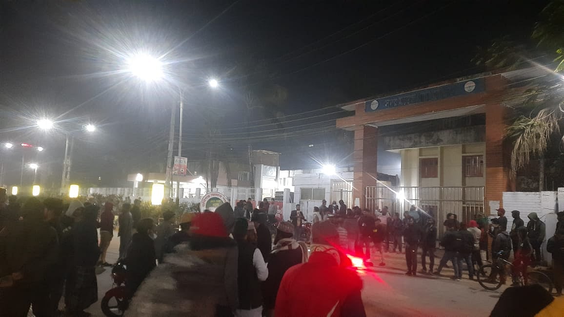 থানার সামনে অবস্থান বৈষম্যবিরোধী ছাত্র আন্দোলনের নেতা–কর্মীদের। শনিবার রাত সোয়া ১১টার দিকে হবিগঞ্জ সদর মডেল থানার সামনে