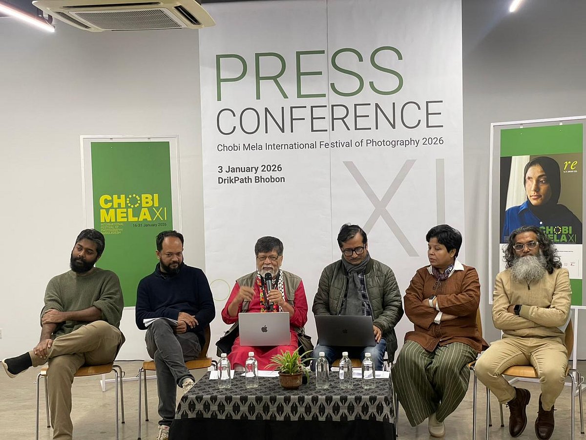 আন্তর্জাতিক আলোকচিত্র উৎসব ‘ছবি মেলা’ সম্পর্কে জানাতে আয়োজিত সংবাদ সম্মেলনে বক্তৃতা করছেন উৎসবের প্রতিষ্ঠাতা ও প্রধান উপদেষ্টা শহিদুল আলম। শনিবার সকালে পান্থপথের দৃকপাঠ ভবনে