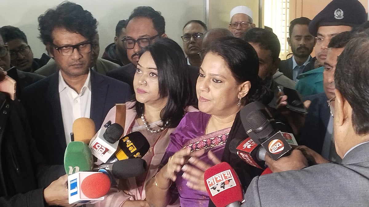 সিলেট প্রেসক্লাবে পিআইবি আয়োজিত নির্বাচনকালীন সাংবাদিকতা–বিষয়ক প্রশিক্ষণ উদ্বোধনী অনুষ্ঠানের পর সাংবাদিকদের সঙ্গে কথা বলেন রিজওয়ানা হাসান। আজ শনিবার সকালে