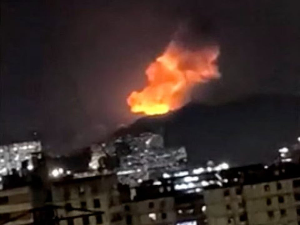 ভেনেজুয়েলার কারাকাসে আজ শনিবার একাধিক বিস্ফোরণের সময় ধোঁয়ার কুণ্ডলী উঠছে