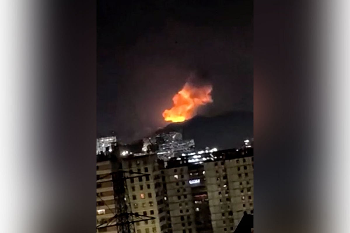 ভেনেজুয়েলার রাজধানী কারাকাসে বেশ কয়েকটি বিস্ফোরণের পর আগুন ধরে যায়। এ সময় আকাশে ধোঁয়া উড়তে দেখা যাচ্ছে। ৩ জানুয়ারি ২০২৬, কারাকাস