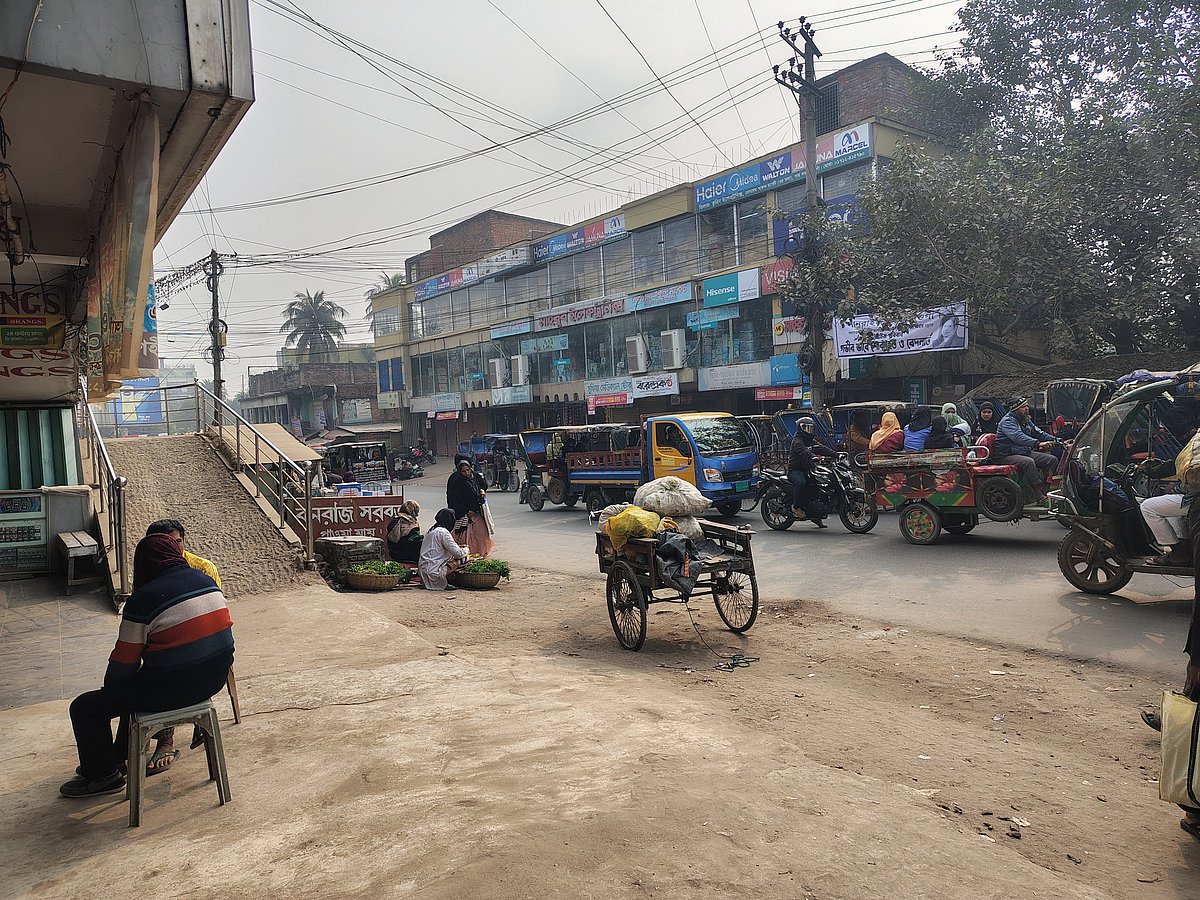 মৌসুমের সর্বনিম্ন তাপমাত্রার দিনে ঝলমলে রোদ উঠেছে নওগাঁয়। আজ শনিবার সকালে শহরের তাজের মোড় এলাকায়